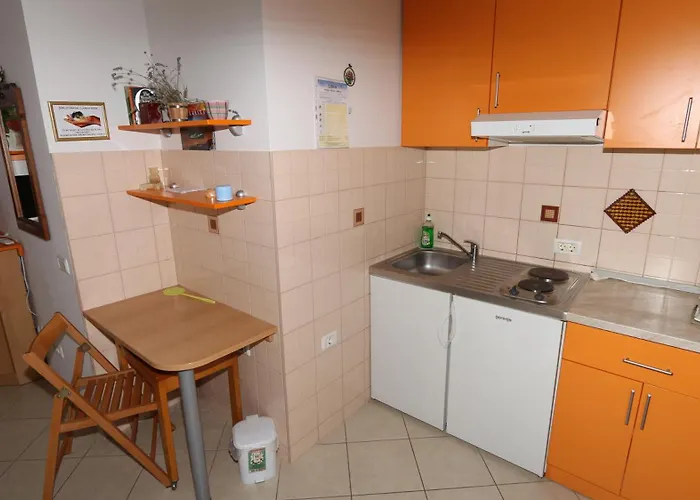 Dugis Studio-no Parking